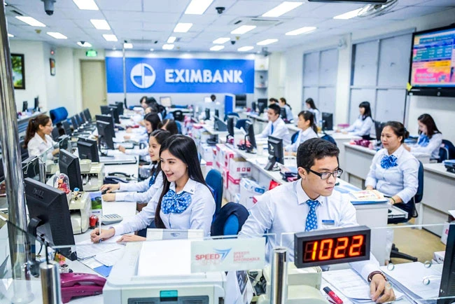 VCB thoái vốn MBB và EIB