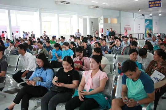 Vé tàu Tết: Vừa bán đã khan - Ảnh 1. Vé tàu Tết: Vừa bán đã khan - Ảnh 1.