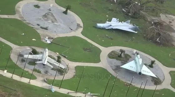 Siêu bão Michael tấn công Florida: 17 người chết, một căn cứ quân sự bị san bằng, cả thị trấn bị xóa sổ ảnh 12