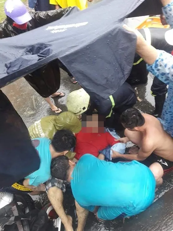 TPHCM mưa lớn, cây xanh bật gốc ngã đè người đi đường tử vong ảnh 3 TPHCM mưa lớn, cây xanh bật gốc ngã đè người đi đường tử vong ảnh 2