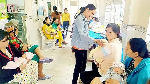 Nhiều gia đình ở Cần Thơ đưa con đi tiêm vaccine 5 trong 1 nhưng được thông báo đã hết vaccine
