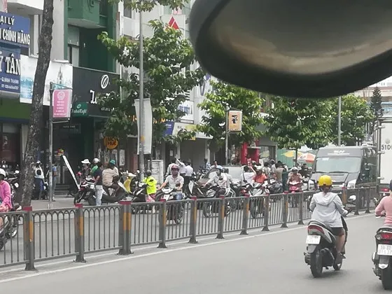 Nam thanh niên nghi dùng súng cướp ngân hàng ảnh 4 Nam thanh niên nghi dùng súng cướp ngân hàng giữa ban ngày ảnh 3