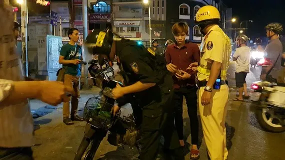 “Đi bão” sau trận thắng của đội tuyển Việt Nam, 78 trường hợp bị xử phạt Lực lượng CSGT kiểm tra nhiều người có biểu hiện vi phạm. Ảnh: CHÍ THẠCH