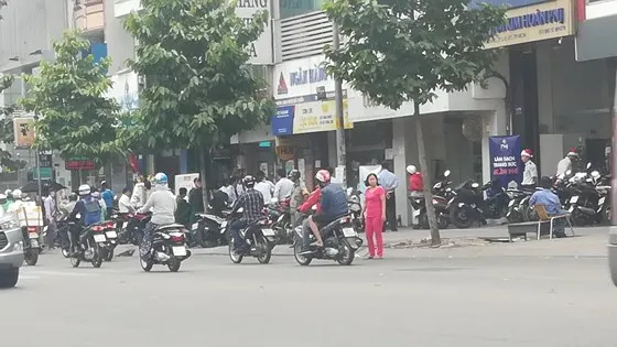 Nam thanh niên nghi dùng súng cướp ngân hàng ảnh 6 Nam thanh niên nghi dùng súng cướp ngân hàng giữa ban ngày ảnh 5