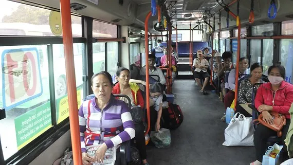 Nâng chất hoạt động xe buýt TPHCM: Tập trung vào doanh nghiệp vận tải - Cần nhưng chưa đủ Hành khách đi xe buýt tuyến 01. Ảnh: THÀNH TRÍ