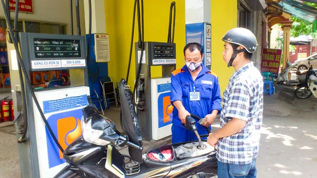 Sòng phẳng khi giá xăng giảm mạnh ảnh 1 Sòng phẳng khi giá xăng giảm mạnh ảnh 1
