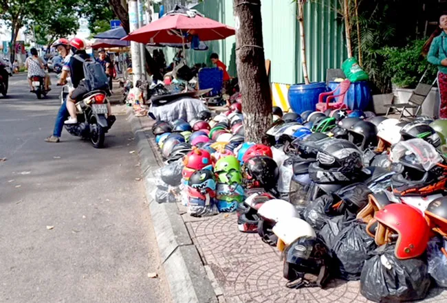Đến hạn cam kết, lòng lề đường vẫn ngổn ngang ảnh 1 Đến hạn cam kết, lòng lề đường vẫn ngổn ngang ảnh 1