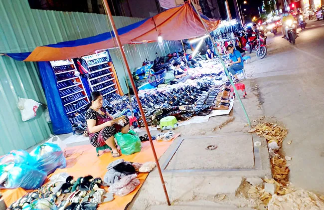 Đến hạn cam kết, lòng lề đường vẫn ngổn ngang ảnh 2 Đến hạn cam kết, lòng lề đường vẫn ngổn ngang ảnh 2