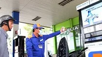 Giá xăng tiếp tục giảm 394 đồng/lít