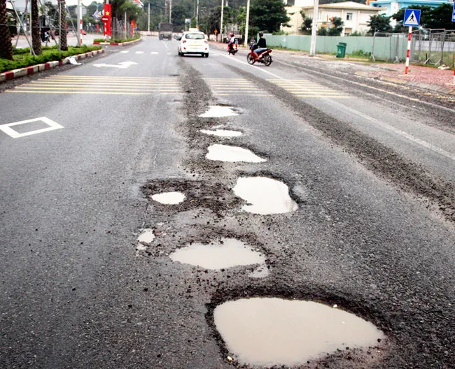 Quốc lộ hư hỏng do… “khuyết tật”! ảnh 1 Quốc lộ hư hỏng do… “khuyết tật”! ảnh 1
