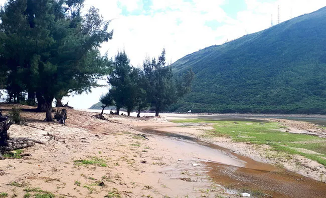 Nỗi lo sạt lở bờ biển, bồi lấp cửa sông ảnh 2 Nỗi lo sạt lở bờ biển, bồi lấp cửa sông ảnh 2