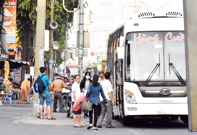Xe dù, bến cóc “nhộn nhịp” những ngày giáp tết ảnh 1 Xe dù, bến cóc “nhộn nhịp” những ngày giáp tết ảnh 1