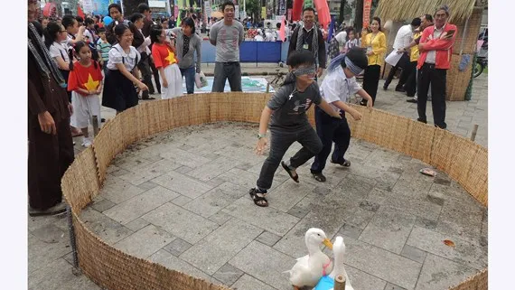 Học sinh tham gia một buổi vui chơi ngoài trời. Ảnh: THU TÂM