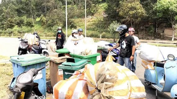 Sống xanh thời hiện đại - Bài 2: Xu hướng, trào lưu và hơn thế nữa Nhóm bạn dọn dẹp tại khu vực bãi Đá Đen (bán đảo Sơn Trà, Đà Nẵng)