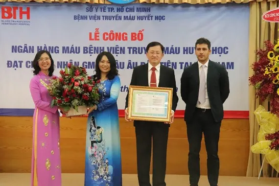 Việt Nam sẽ sớm xuất khẩu huyết tương sang các nước Châu Âu Đại diện công ty Octapharma trao giấy chứng nhận GMP Châu Âu cho BV Truyền máu Huyết học