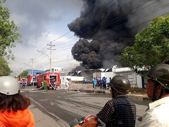 Cháy lớn trong Khu Công nghiệp Sóng Thần 2, Bình Dương Lực lượng chức năng tại hiện trường vụ cháy