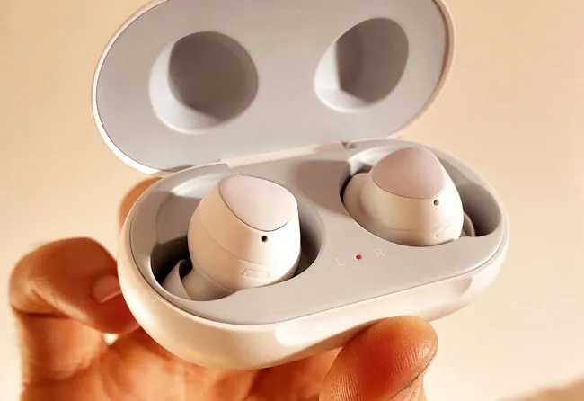 Cuộc đối đầu Airpods 2 & Samsung Buds ảnh 2 Cuộc đối đầu Airpods 2 & Samsung Buds ảnh 2