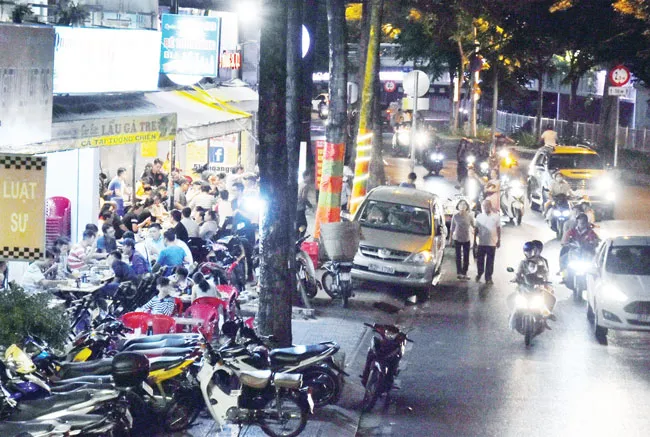 Vỉa hè, lòng đường “vỡ trận” vì… quán nhậu ảnh 1 Vỉa hè, lòng đường “vỡ trận” vì… quán nhậu ảnh 1