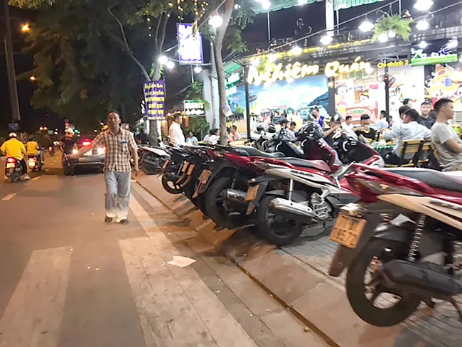 Vỉa hè, lòng đường “vỡ trận” vì… quán nhậu ảnh 2 Vỉa hè, lòng đường “vỡ trận” vì… quán nhậu ảnh 2