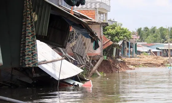 Người dân hoảng loạn tháo chạy trong đêm do sạt lở ven bờ sông Ô Môn ảnh 2