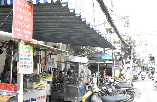 Xử lý lấn chiếm vỉa hè, lòng đường - Giải pháp chưa căn cơ ảnh 2 Xử lý lấn chiếm vỉa hè, lòng đường - Giải pháp chưa căn cơ ảnh 2