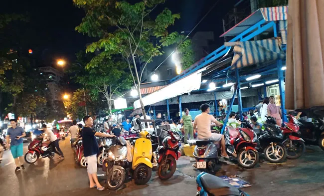 Xử lý lấn chiếm vỉa hè, lòng đường - Giải pháp chưa căn cơ ảnh 1 Xử lý lấn chiếm vỉa hè, lòng đường - Giải pháp chưa căn cơ ảnh 1
