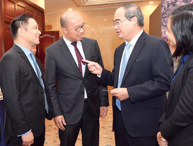 Bí thư Thành ủy TPHCM Nguyễn Thiện Nhân trao đổi cùng doanh nghiệp tại Hội nghị Xúc tiến đầu tư vào TPHCM Ảnh: Việt Dũng