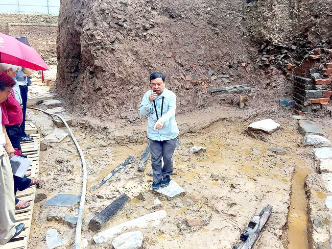 Khu vực khảo cổ Hoàng thành Thăng Long: Phát hiện khối gỗ sơn son ảnh 1 Khu vực khảo cổ Hoàng thành Thăng Long: Phát hiện khối gỗ sơn son ảnh 1