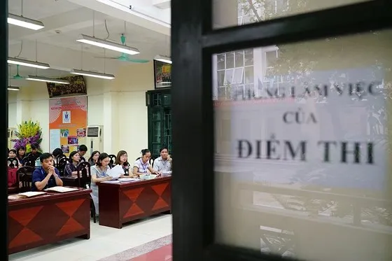 Giám thị “ôn bài” trước khi coi thi ảnh 3