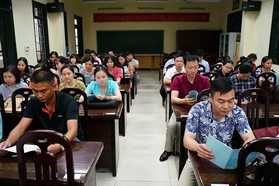 Giám thị “ôn bài” trước khi coi thi ảnh 9 Giám thị “ôn bài” trước khi coi thi ảnh 9