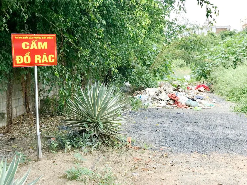 Những điểm đen về rác - Bài 2: Biển cấm ở đâu, rác vây tại đó ảnh 1 Những điểm đen về rác - Bài 2: Biển cấm ở đâu, rác vây tại đó ảnh 1