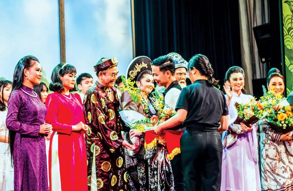 Mạnh thường quân “tiếp lửa” cải lương ảnh 1 Mạnh thường quân “tiếp lửa” cải lương ảnh 1