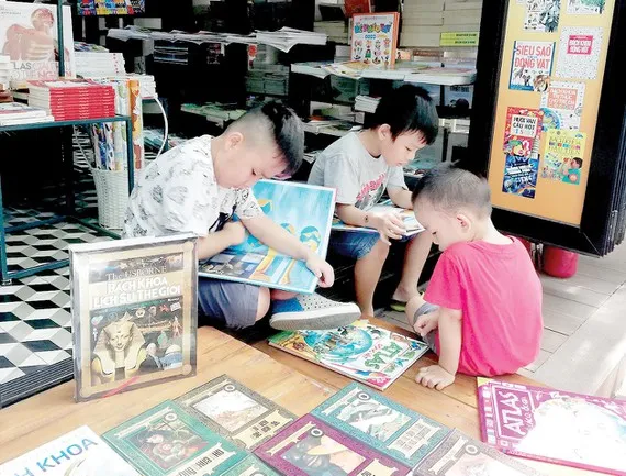 Rộn ràng không khí nghỉ lễ Quốc khánh 2-9 Đường sách TPHCM luôn là địa điểm văn hóa thu hút bạn đọc trẻ. Ảnh: XUÂN THÂN