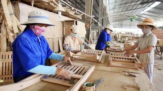 Khan hiếm lao động chế biến gỗ có tay nghề Sản xuất đồ gỗ xuất khẩu. Ảnh: TTXVN