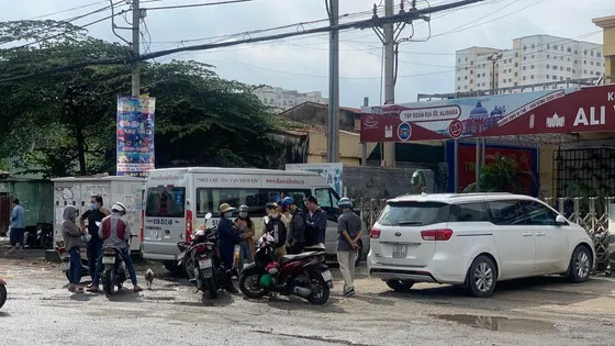 Công an xuyên đêm khám xét trụ sở Công ty Alibaba ảnh 12  Công an xuyên đêm khám xét trụ sở Công ty Alibaba ảnh 11