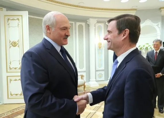 Thứ trưởng Ngoại giao Mỹ David Hale (phải) trong cuộc gặp với Tổng thống Belarus Alexander Lukashenko tại Minks, ngày 17-9