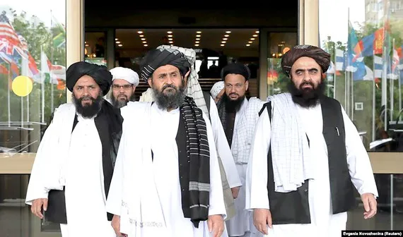 Taliban làm khó Mỹ Một phái đoàn Taliban trong cuộc gặp với quan chức cấp cao Chính phủ Afghanistan vào tháng 5-2019 tại Nga