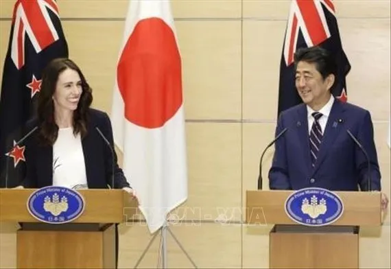 Nhật Bản, New Zealand cùng muốn mở rộng CPTPP Thủ tướng New Zealand Jacinda (trái) và Thủ tướng Nhật Bản Shinzo Abe tại cuộc họp báo ở Tokyo ngày 19/9/2019. Ảnh: Kyodo/TTXVN