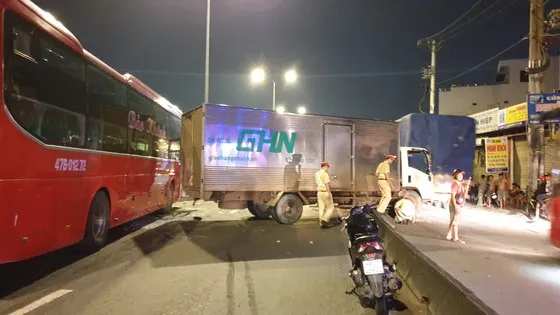 Va chạm liên hoàn, nhiều người thoát chết, quốc lộ 1 ùn ứ kéo dài ảnh 3  Va chạm liên hoàn, nhiều người thoát chết, quốc lộ 1 ùn ứ kéo dài ảnh 2