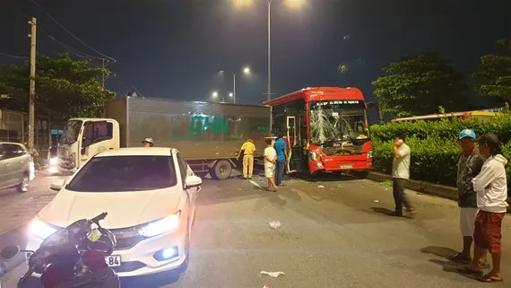 Va chạm liên hoàn, nhiều người thoát chết, quốc lộ 1 ùn ứ kéo dài Hiện trường vụ việc