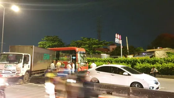 Va chạm liên hoàn, nhiều người thoát chết, quốc lộ 1 ùn ứ kéo dài ảnh 2  Va chạm liên hoàn, nhiều người thoát chết, quốc lộ 1 ùn ứ kéo dài ảnh 1