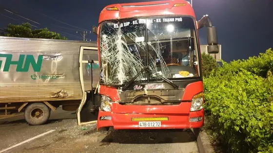 Va chạm liên hoàn, nhiều người thoát chết, quốc lộ 1 ùn ứ kéo dài ảnh 4  Va chạm liên hoàn, nhiều người thoát chết, quốc lộ 1 ùn ứ kéo dài ảnh 3