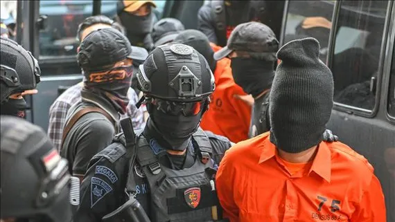 Indonesia bắt 8 nghi can có liên hệ với IS  Cảnh sát Indonesia bắt giữ các nghi can khủng bố có liên hệ với tổ chức Nhà nước Hồi giáo (IS) tự xưng, tại Jakarta ngày 17-5-2019. Ảnh: TTXVN