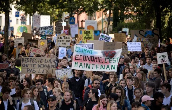 6 triệu người tuần hành chống biến đổi khí hậu Người dân tuần hành kêu gọi hành động ngăn chặn biến đổi khí hậu tại Lausanne, Thụy Sĩ ngày 27-9-2019. Nguồn: TTXVN