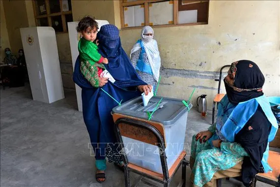 Cơ hội mong manh Cử tri Afghanistan bỏ phiếu tại điểm bầu cử Tổng thống ở Jalalabad ngày 28-9-2019. Ảnh: TTXVN