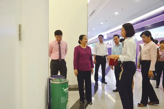 Tuyên truyền phân loại rác tại thang máy chung cư Phó Bí thư Thành ủy TPHCM Võ Thị Dung giám sát thực hiện Chỉ thị 19 tại Khu đô thị Vinhomes Central Park. Ảnh: THÁI PHƯƠNG