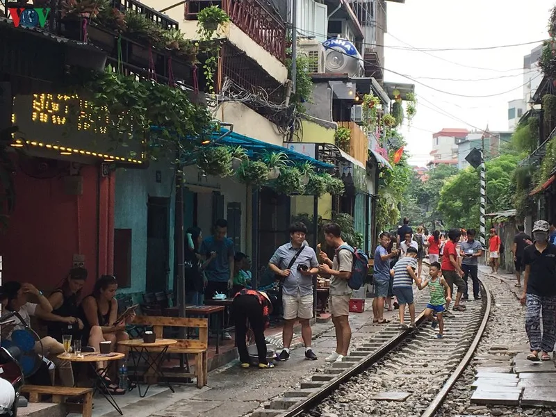 du khach van tap nap ve "pho ca phe duong tau" chup anh sau bien cam hinh 12