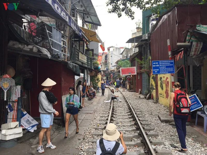 du khach van tap nap ve "pho ca phe duong tau" chup anh sau bien cam hinh 16