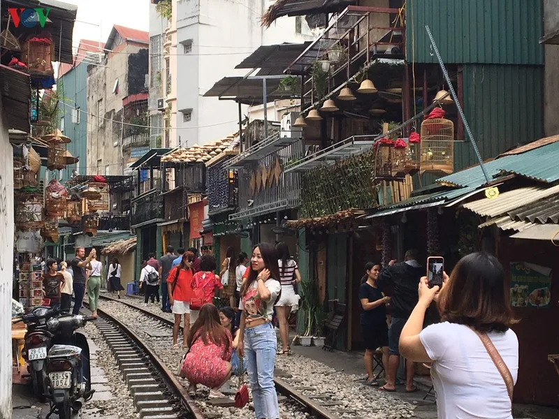 du khach van tap nap ve "pho ca phe duong tau" chup anh sau bien cam hinh 18