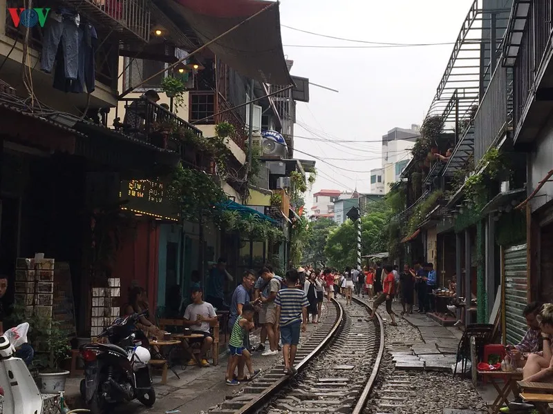 du khach van tap nap ve "pho ca phe duong tau" chup anh sau bien cam hinh 19